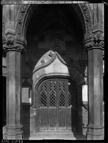 Façade : détail d'une porte sous les arcades