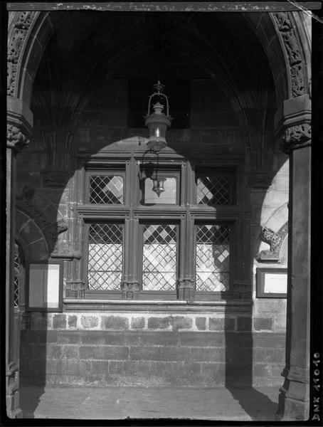 Façade : détail d'une fenêtre sous les arcades