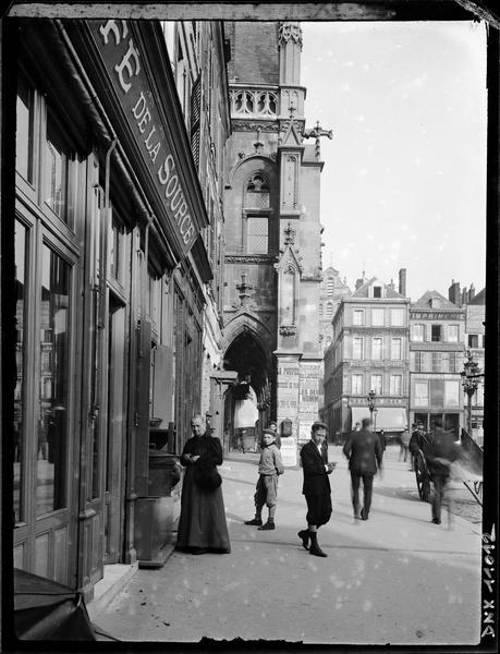 Vue latérale des arcades sur la place et Café de la Source