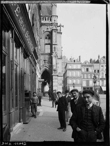 Vue latérale des arcades sur la place et Café de la Source