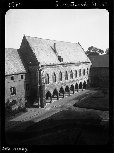 Cour et façade sud, vue plongeante