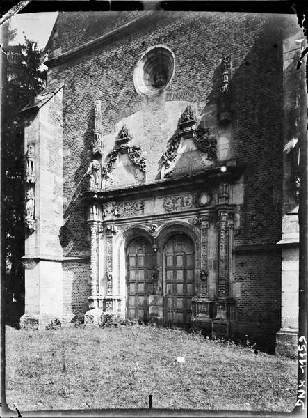 Chapelle : portail de la façade ouest