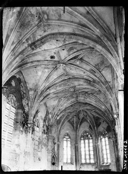 Chapelle, intérieur : fenêtres et voûtes