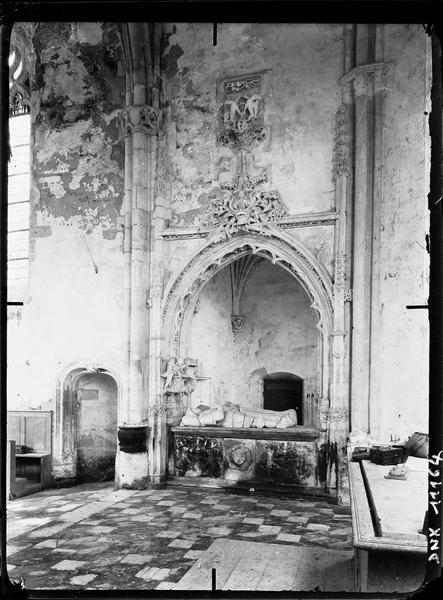 Chapelle : tombeau de Jean de Longuy et de Jeanne de Vienne dans le transept nord