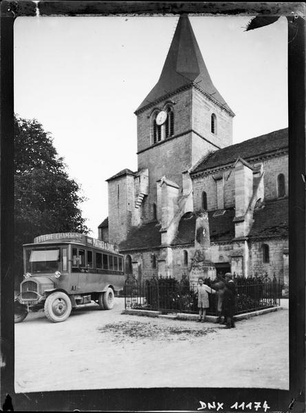 Détail de la façade nord en arrière-plan du monument aux morts