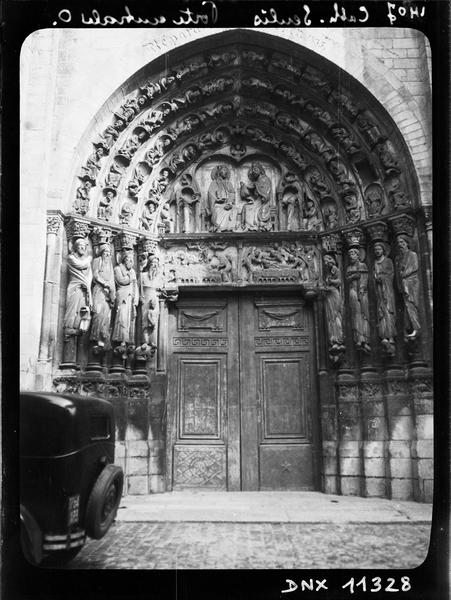 Façade ouest : portail central, vue axiale