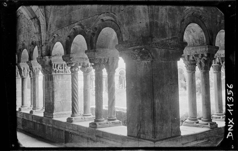 Cloître : angle de deux galeries