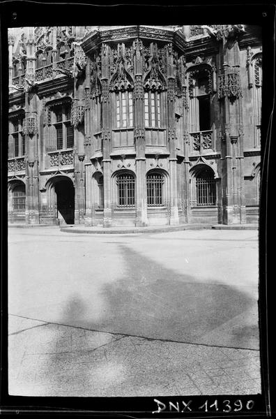 Façade sur cour : tourelle centrale, partie inférieure