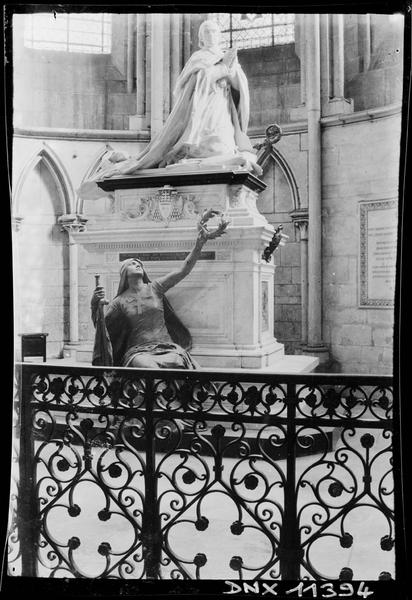 Intérieur : monument funéraire du cardinal de Bonnechose