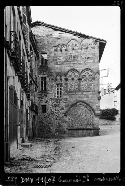 Façade aux fenêtres murées