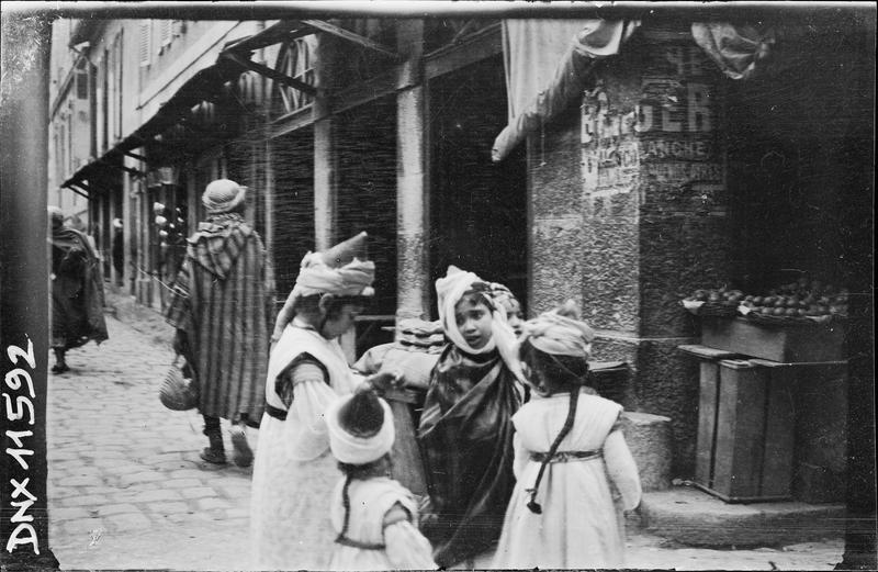 Quartier arabe : petit groupe à l'angle d'une rue