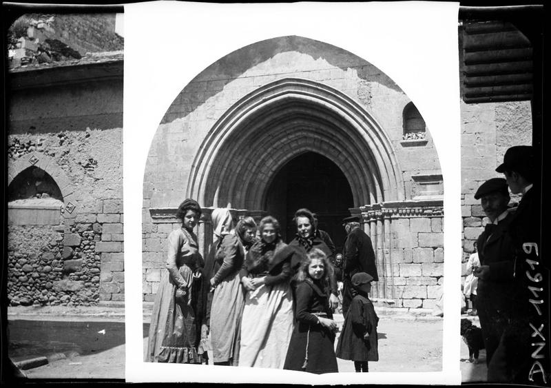 Fidèles devant le portail principal