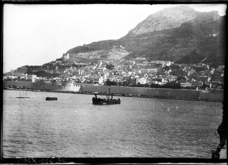 Le Rocher et la ville vus de la mer, bateau près de la côte
