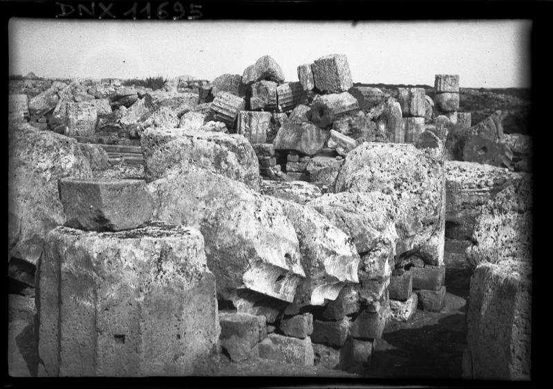 Amas de blocs et de tambours de colonnes cannelées