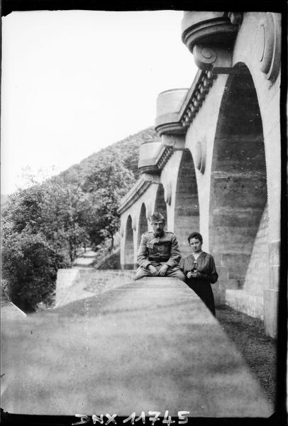 Portrait collectif : une femme et un militaire sur un pont