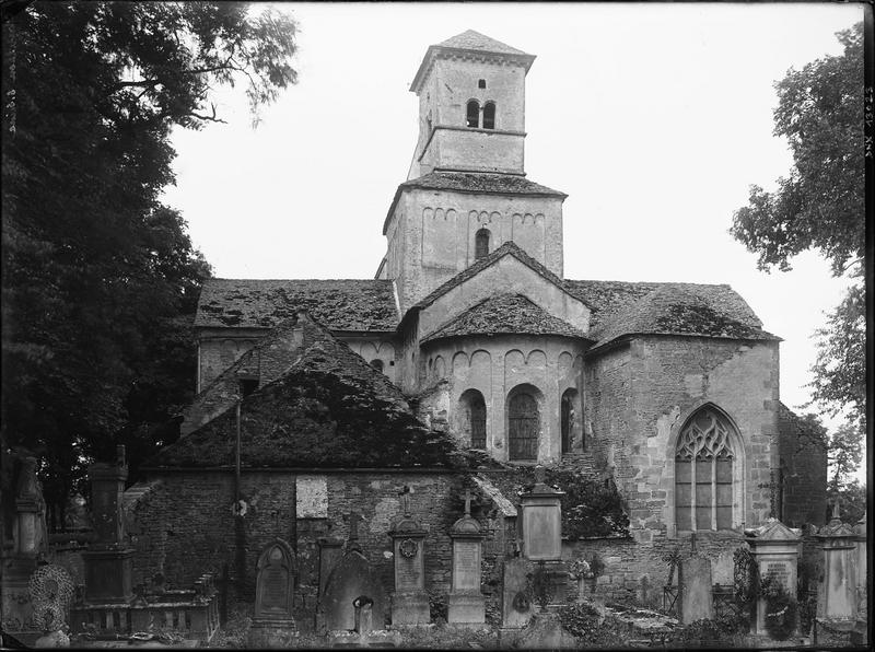 Ensemble est en arrière-plan du cimetière