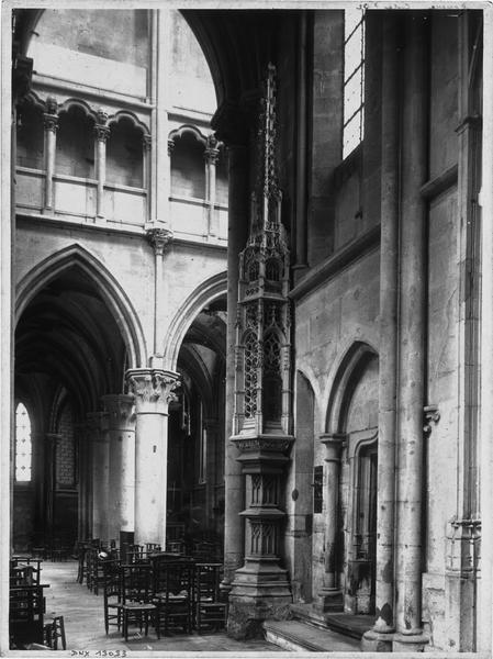 Ciborium et vue diagonale de la nef