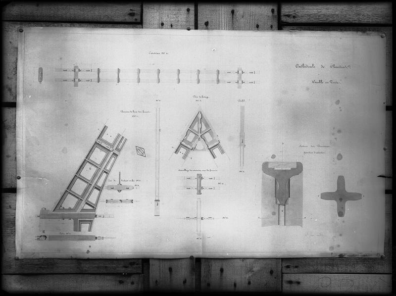 Coupe et détails de divers éléments du comble en fonte : panneaux, entretoises, pièce de faîtage