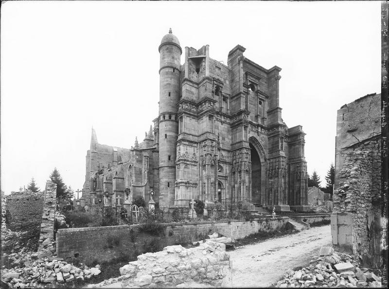 Ensemble nord-ouest, vue rapprochée : dommages causés par les bombardements