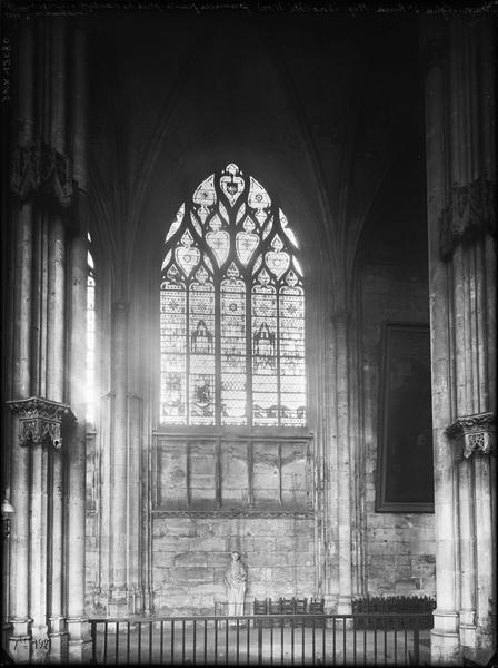 Intérieur, bas-côté nord : première fenêtre près du transept, reprise de construction