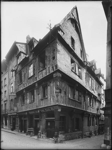 Angle sur rue des façades à pans de bois