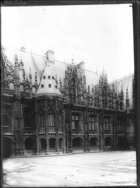 Façade sur cour, tourelle