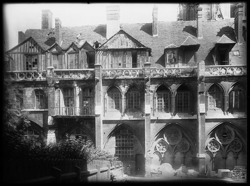 Cour d'Albane : façade de la sacristie