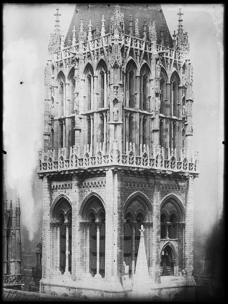 Tour Saint-Romain : angle sud-est, vue rapprochée