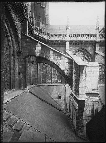 Tour centrale : retombée des trois arcs-boutants du croisillon sud, de la tour et du choeur