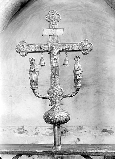 Croix processionnelle avec statuettes et clochettes