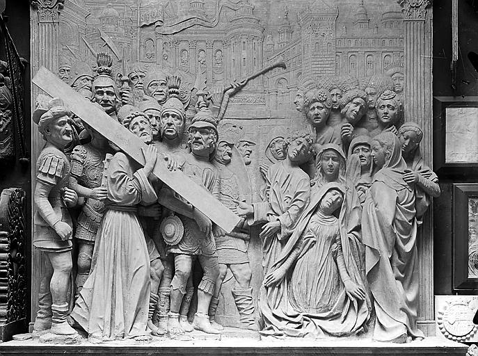 Bas-relief provenant de l'église Saint-Didier: Portement de croix