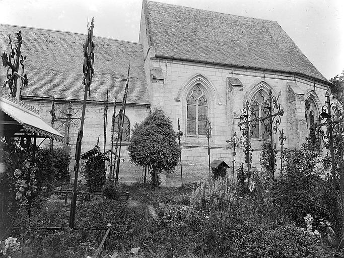 Cimetière, église à l'arrière-plan