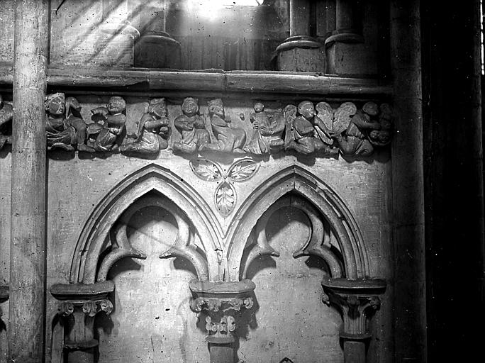 Bas-relief du pourtour du choeur: enfants au-dessus d'arcatures