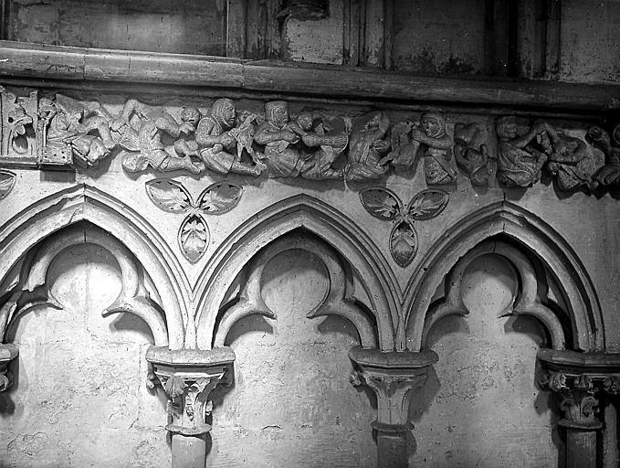 Bas-relief du pourtour du choeur: enfants au-dessus d'arcatures