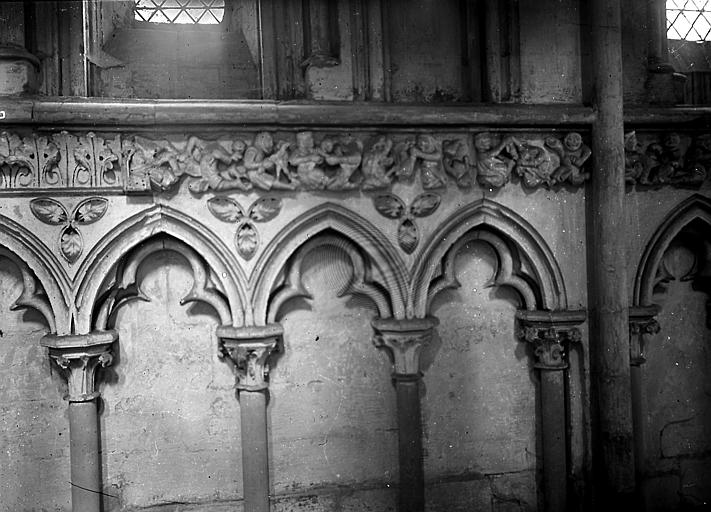 Bas-relief du pourtour du choeur: enfants au-dessus d'arcatures