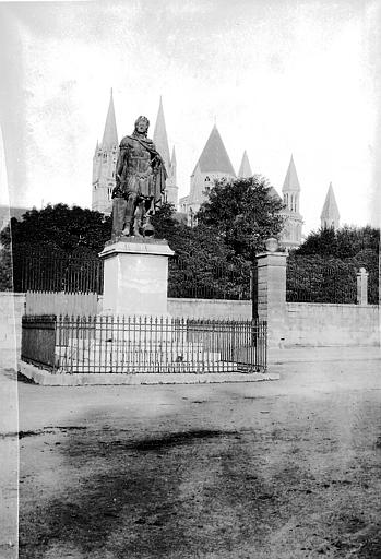 Statue de Louis XIV, église à l'arrière-plan