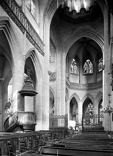 Choeur vu de la nef, chaire à prêcher