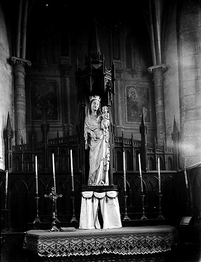 Statue: Vierge à l'enfant, et croix avec figuration du Christ