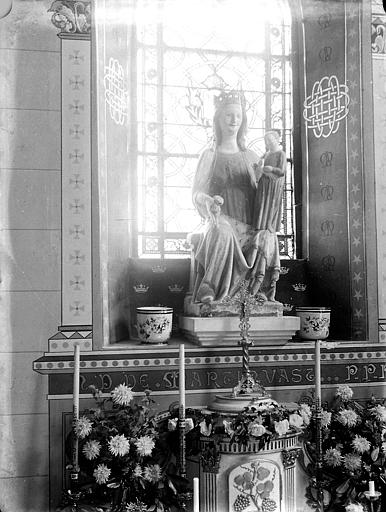 Statue dans le transept: Vierge à l'enfant