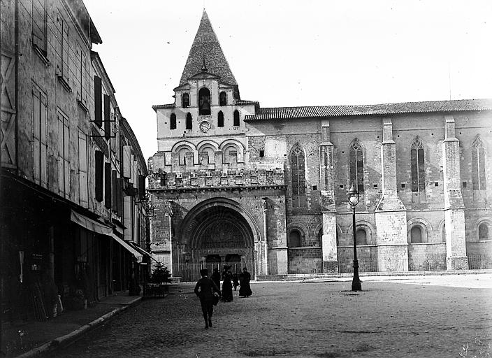 Façade: clocher-porche et portail