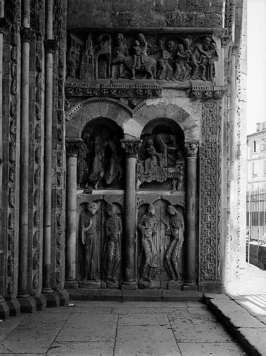 Bas-relief, sur le côté droit du porche: Vie de la Vierge et Enfance du Christ