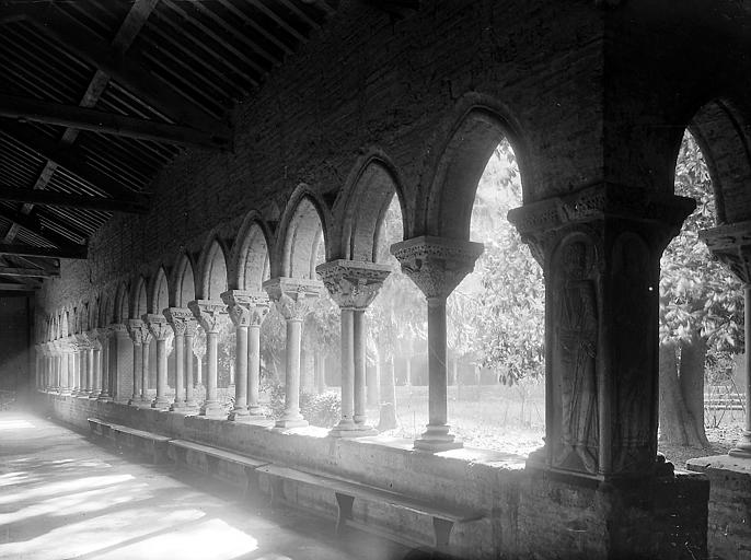 Cloître: galerie ouest vue depuis l'angle nord-ouest