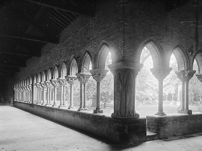 Cloître: deux galeries vues depuis un angle