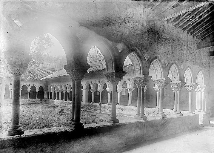 Cloître: dans la galerie est, vers la galerie nord