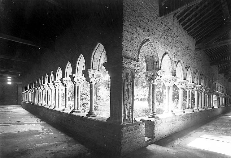 Cloître: galeries nord et est vues depuis l'angle nord-est