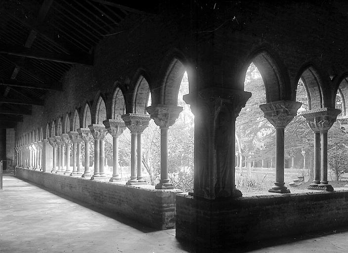 Cloître: galerie vue depuis un angle