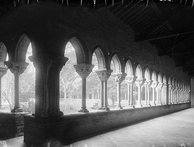 Cloître: galerie vue depuis un angle