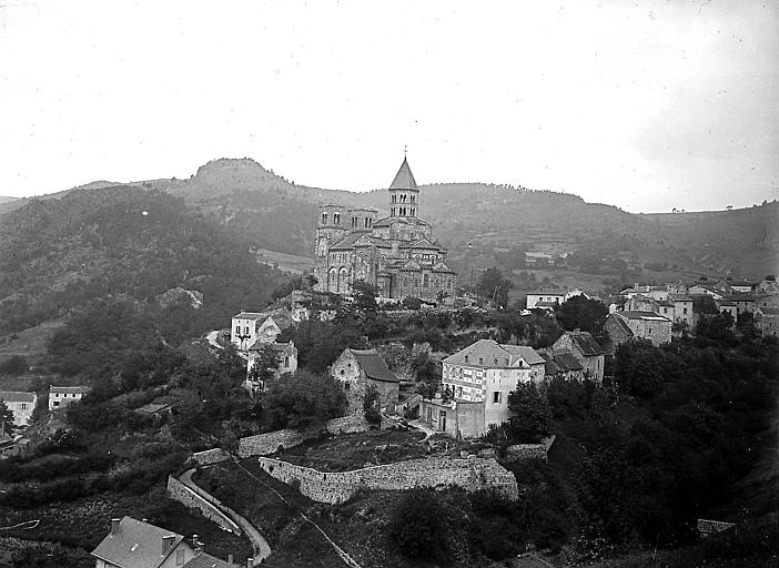 Vue d'ensemble de l'église dominant le village