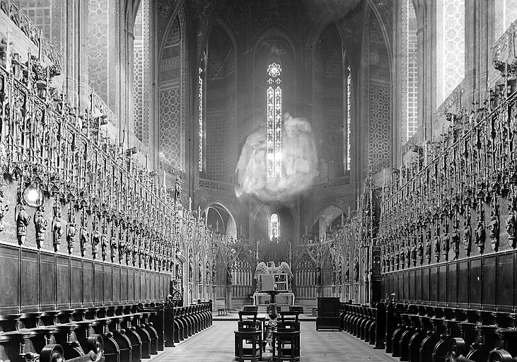 Choeur: vue d'ensemble des stalles et de la clôture du choeur