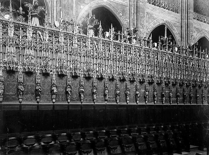 Choeur: anges sculptés de la clôture du choeur, fleurs de lys et croix de gloire